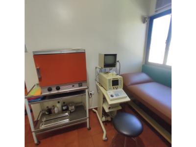 Consultorio con equipos ginecológicos en Apto en la Av Bolívar. L53, 110 mt2, 3 habitaciones