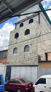 Vendo edificio comercial/residencial en el Cementerio, 750 mt2, 3 habitaciones