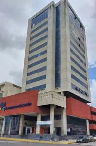 EN VENTA EXCELENTE OFICINA EN TORRE PRINCIPAL EN PLENA AV BOLIVAR DE VALENCIA CARABOBO., 66 mt2