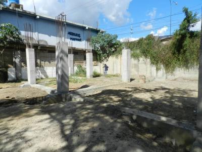 Terreno con bases para Edificacion En Avenida principal del Cuji