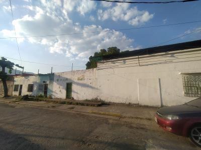 Terreno de uso Comercial en la Av. Universidad con Av. 190 de Naguanagua.   