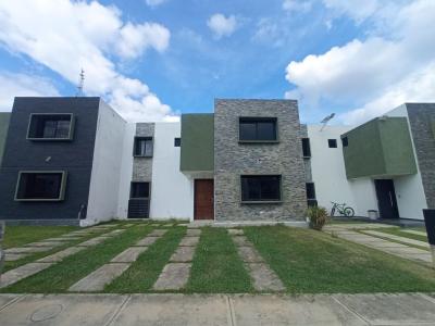 TownHouse en Urbanización El Bosque Av Intercomunal, 4 habitaciones