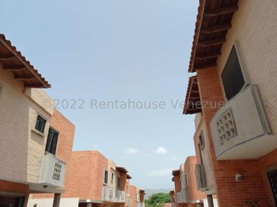 Townhouse  venta con acabados de lujo, areas sociales para compartir, el conjunto cuenta con pozo pr, 225 mt2, 4 habitaciones