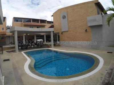 Townhouse  venta de 3 niveles planta eléctrica 100%, pozo de Agua, Gas Directo.,  cocina moderna, eq, 362 mt2, 3 habitaciones