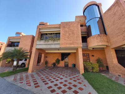 HERMOSO TOWN HOUSE EN VENTA UBICADO EN RESIDENCIAS LA MONTAÑA URBANIZACION MAÑONGO NAGUANAGUA., 280 mt2, 4 habitaciones