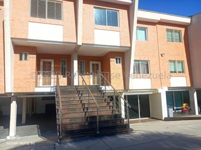 Townhouse  venta acabados de primera, pisos de marmol, escalera de granito, pasamanos de acero inoxi, 278 mt2, 4 habitaciones