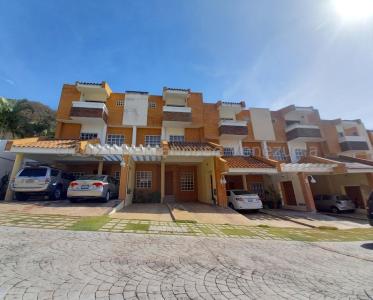 Townhouse en venta ubicado en el Trigal Norte Valencia Carabobo Venezuela Cod 23-9980, 214 mt2, 5 habitaciones