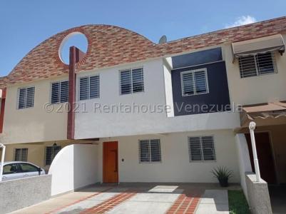 Tonwhouse en venta ubicado en el Bosque Valencia Carabobo Venezuela Cod 22-19164, 250 mt2, 5 habitaciones