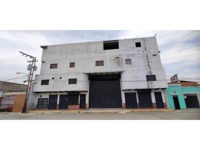 Galpón con Locales Comerciales y Apartamentos, Maracay Edo Aragua, 590 mt2, 2 habitaciones