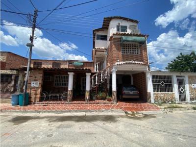 En venta Hermosa Casa de tres pisos El Macaro Turmero Aragua, 333 mt2, 6 habitaciones