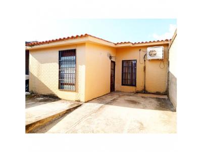 En venta amplia casa en Urb. Los Palos Grandes, San Joaquín. C159., 130 mt2, 2 habitaciones