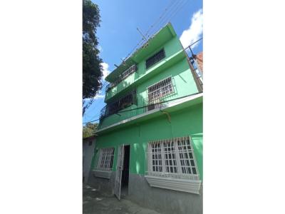 Casa 3 niveles en venta. Barrio Colón. Naguanagua. C125, 200 mt2, 6 habitaciones