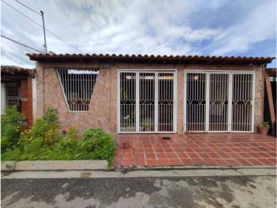 Casa Los Samanes, Urb Villas Don Genaro, Maracay Edo Aragua, 220 mt2, 5 habitaciones