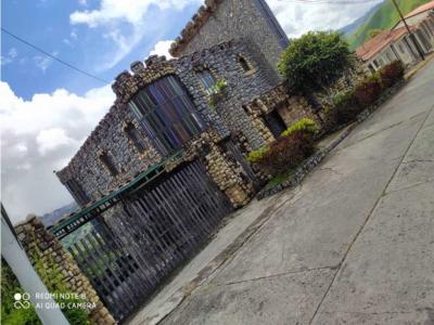 Casa en forma de Hermoso Castillo con clima de montaña Los teques, 350 mt2, 7 habitaciones