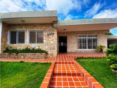 Casa en Venta Colinas de Santa Rosa 22-26623 APP 0412-1548350, 300 mt2, 6 habitaciones