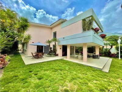 Se vende casa 1000 m² 3h+s/4b+s/4p en Los Chorros, 550 mt2, 3 habitaciones