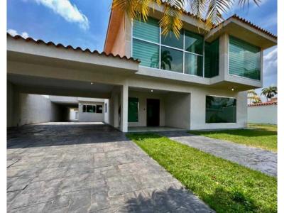 En venta  Casa en Altos de Guataparo Country Club YBRA -  5577387, 755 mt2, 5 habitaciones