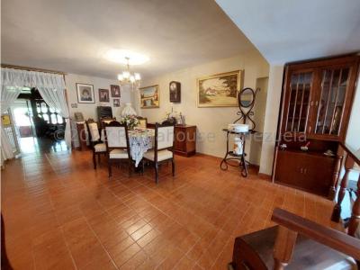 Casa en Venta Urb. El Pedregal Barquisimeto 23-7742 M&N 04245543093, 205 mt2, 4 habitaciones
