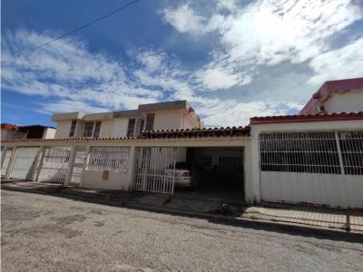 Casa en venta Club Hipico Las Trinitarias Barquisimeto #22-14428 DFC, 260 mt2, 4 habitaciones
