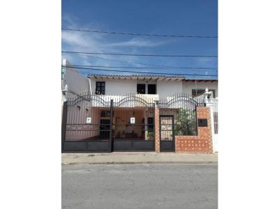 Casa en venta zona oeste Barquisimeto #22-10602 DFC, 302 mt2, 7 habitaciones