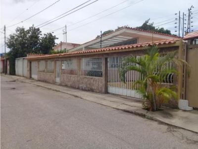 Venta Casa Zona Rotaria Barquisimeto Lara 22-5990  YB, 304 mt2, 4 habitaciones