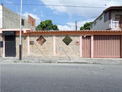 Casa en venta en Parroquia Catedral Barquisimeto Mls#22-16440 fcb , 240 mt2, 4 habitaciones