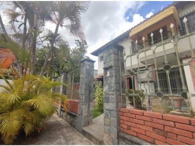 Casa a actualizar en Urb cerrada en Macaracuay, 348 mt2, 4 habitaciones