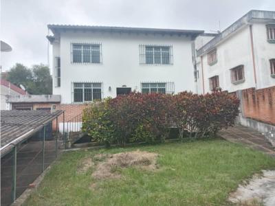 Casa en venta con anexo  y agua propia en Urb Miranda Sucre Caracas, 330 mt2, 6 habitaciones