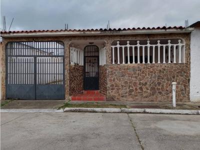 Venta de casa en la urbanización Las Brisas de Cúa, Estado Miranda., 5 habitaciones